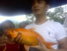Ikan Juara 1 digendong oleh Bang Apri, mahasiswa KKN STAIN Batusangkar